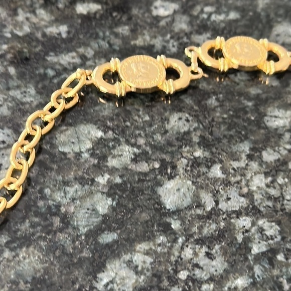 elizabeth 11 dei gratia regina f.d belt metallic 
coin​​​ - Picture 6 of 9